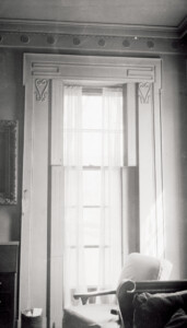 Interior room of Campbell-Whittlesey house featuring window casing, window mouldings and an interior cornice.